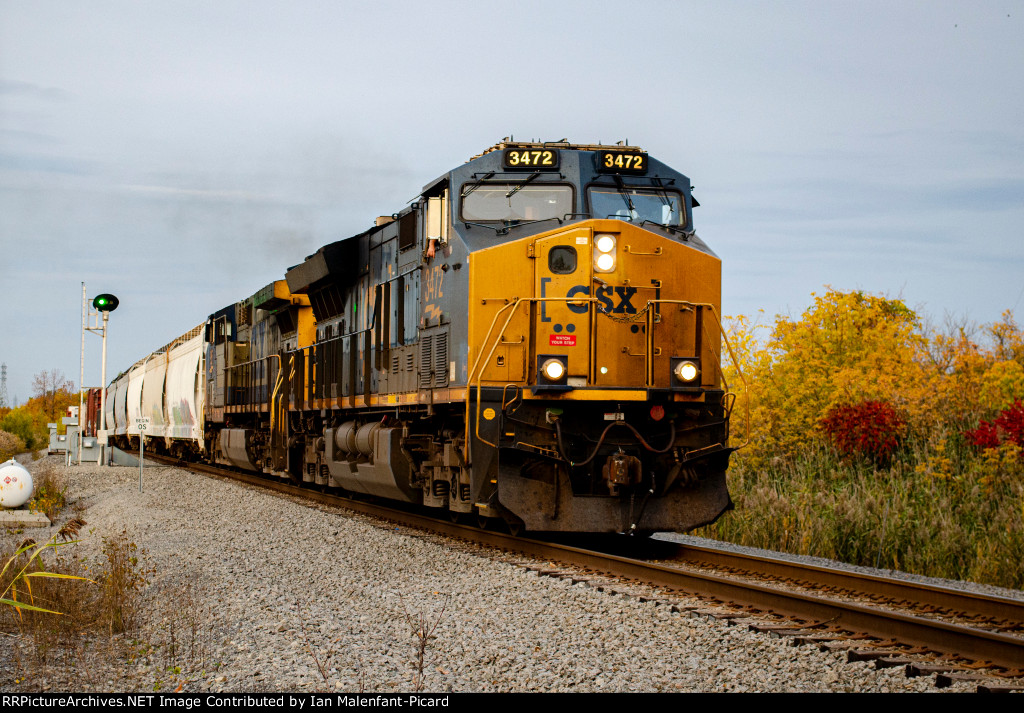 CSXT 3472 leads CN 327 at Gerard-Cadieux Boulvard